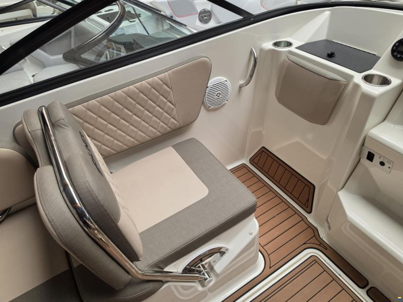 Bayliner VR6 cuddy