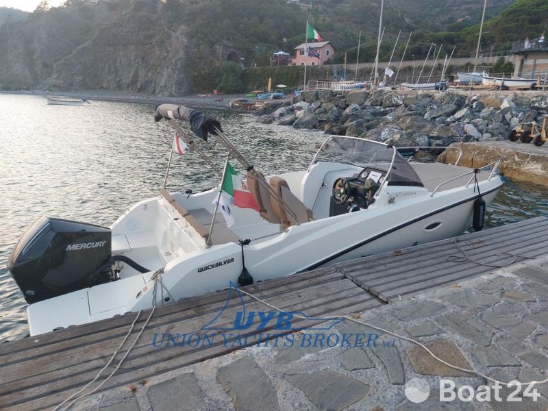 Quicksilver Activ 675 Sundeck