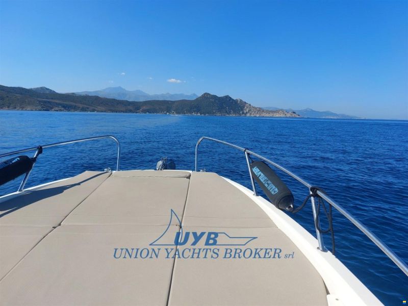 Quicksilver Activ 675 Sundeck