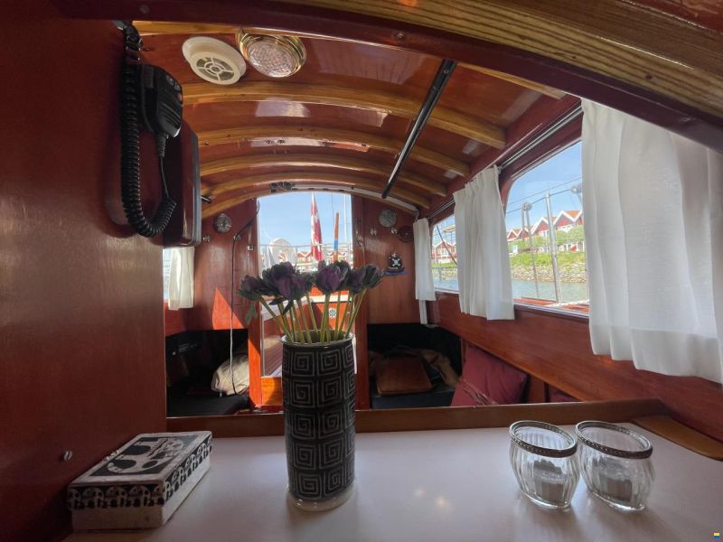 Mahogany Yacht 32
