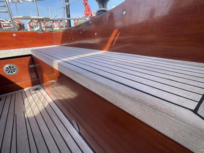 Mahogany Yacht 32