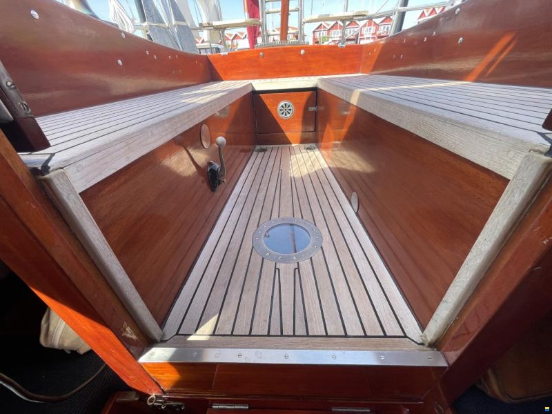 Mahogany Yacht 32