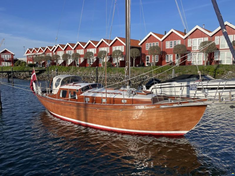 Mahogany Yacht 32