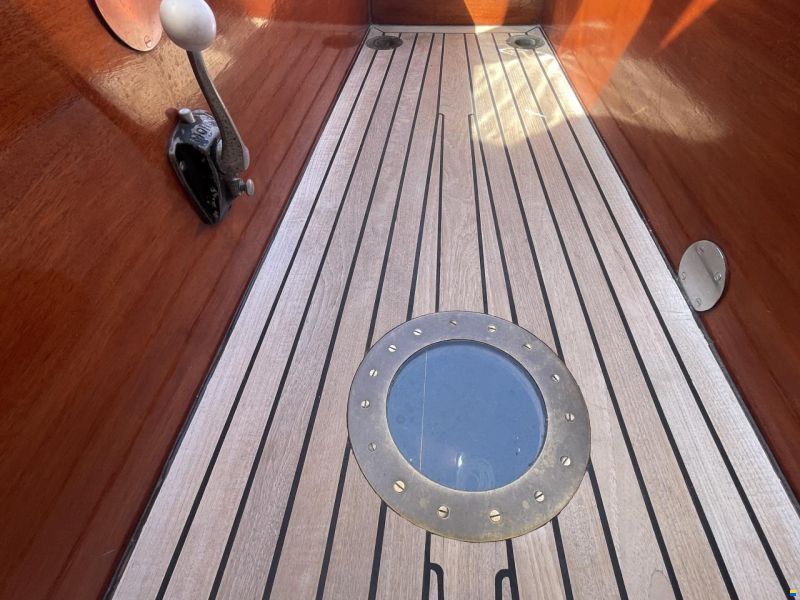 Mahogany Yacht 32