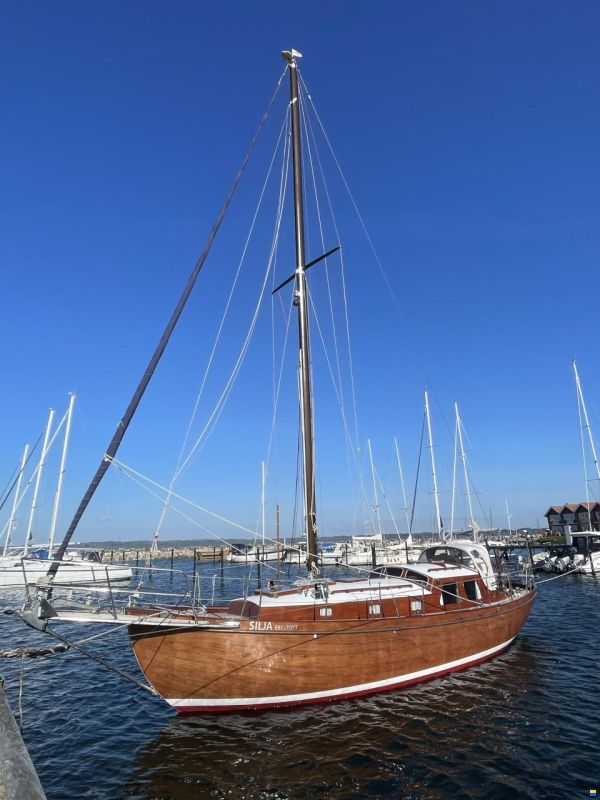Mahogany Yacht 32