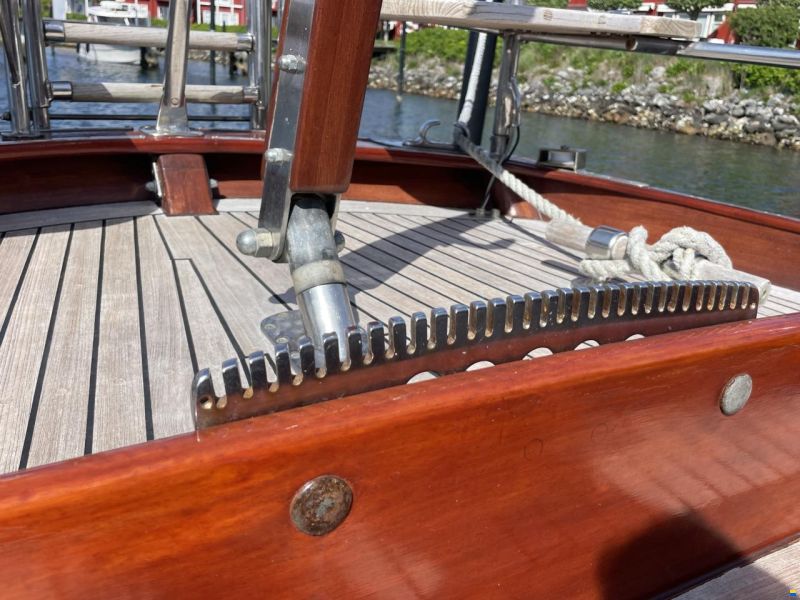 Mahogany Yacht 32