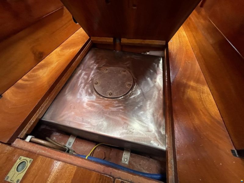 Mahogany Yacht 32