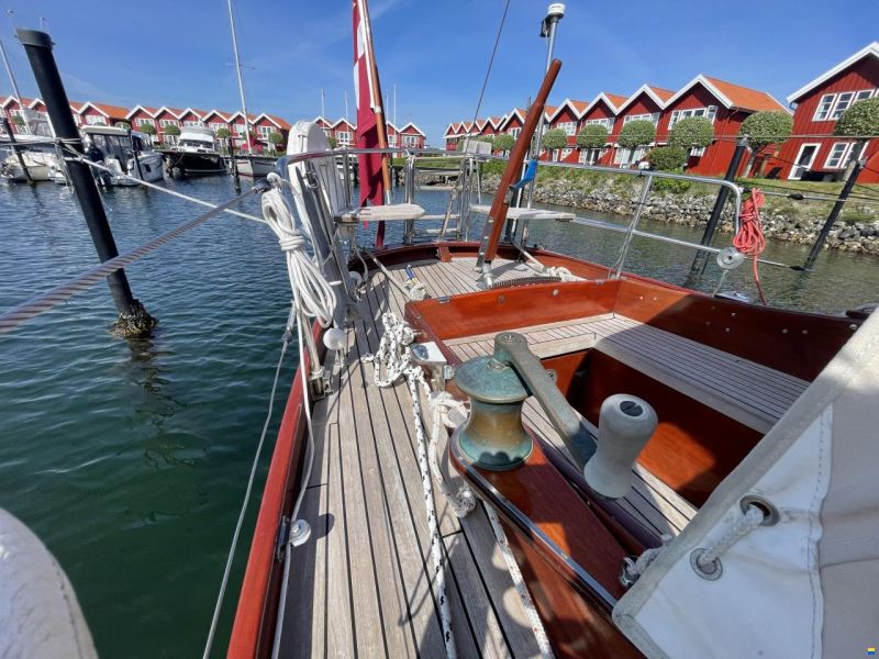 Mahogany Yacht 32