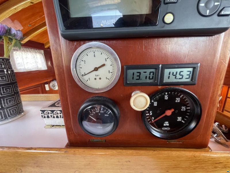 Mahogany Yacht 32