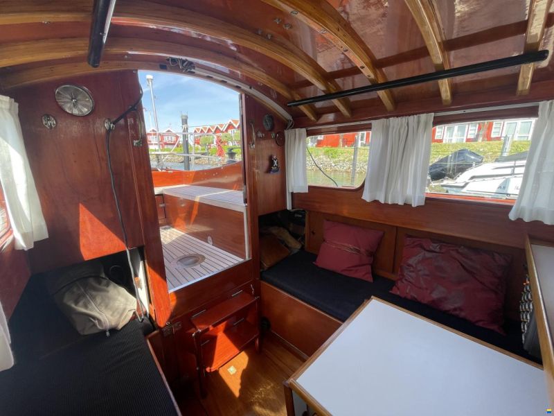 Mahogany Yacht 32