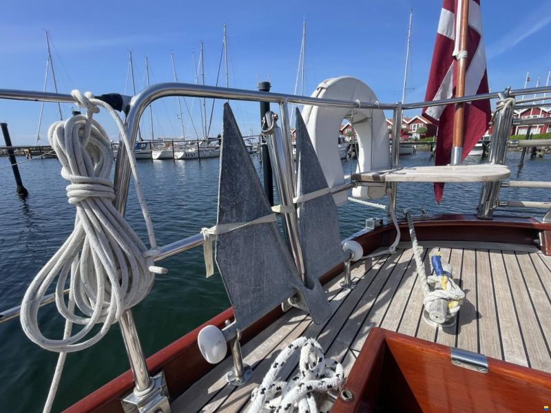 Mahogany Yacht 32