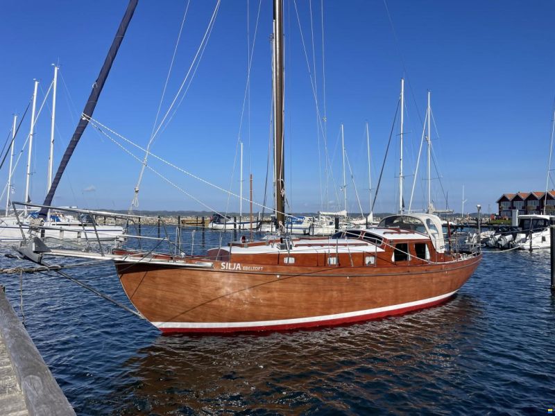 Mahogany Yacht 32