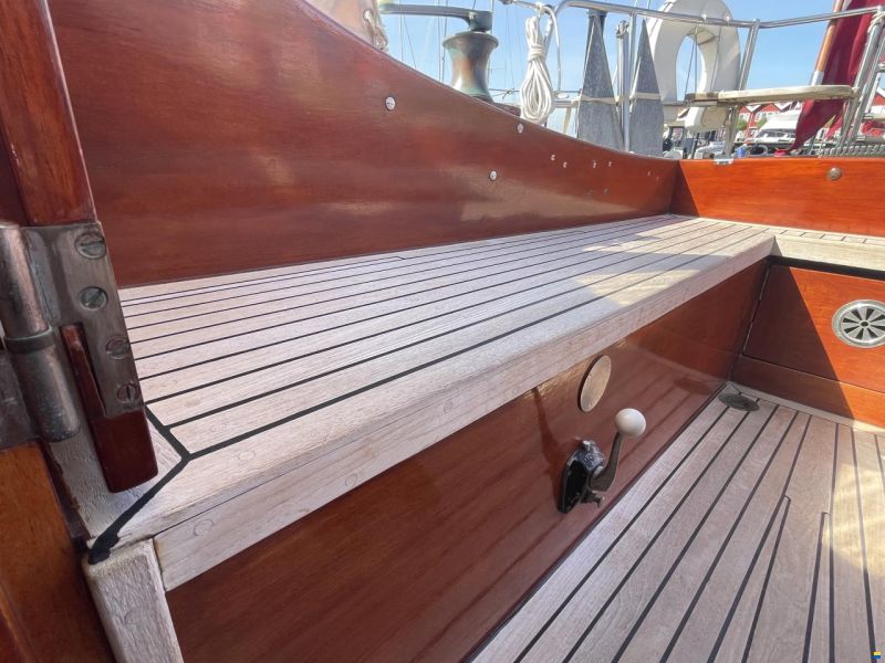Mahogany Yacht 32