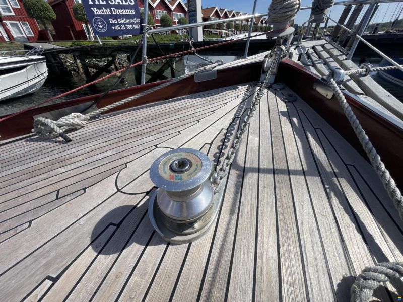 Mahogany Yacht 32