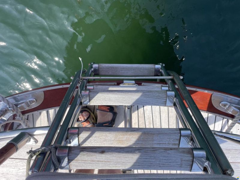 Mahogany Yacht 32