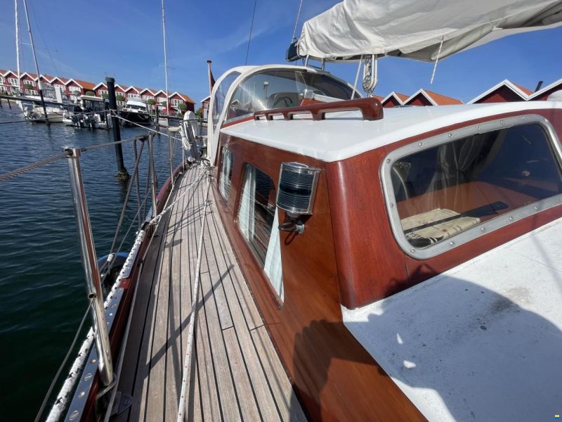Mahogany Yacht 32