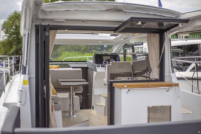 Sealine C335
