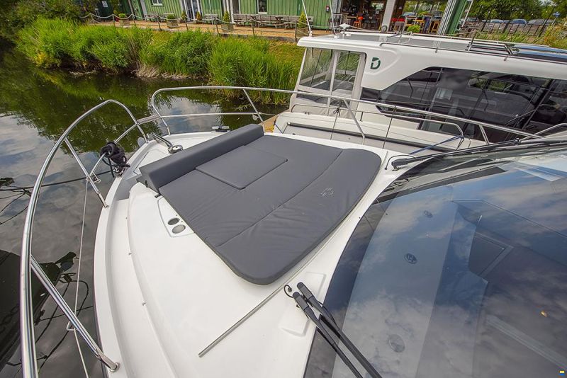 Sealine C335