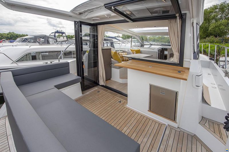 Sealine C335