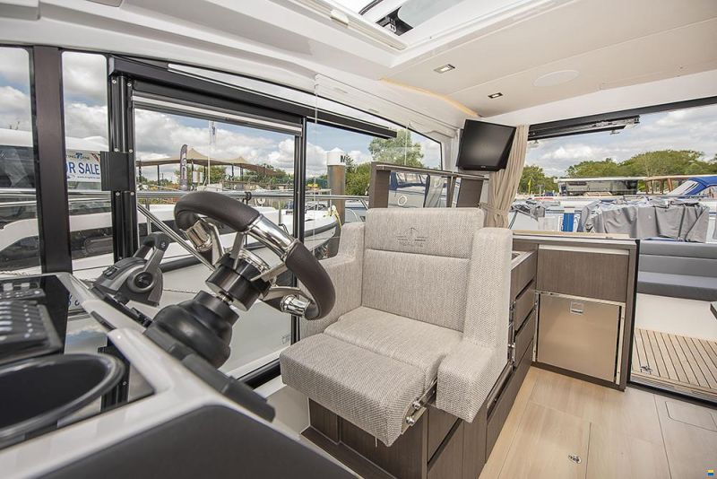 Sealine C335