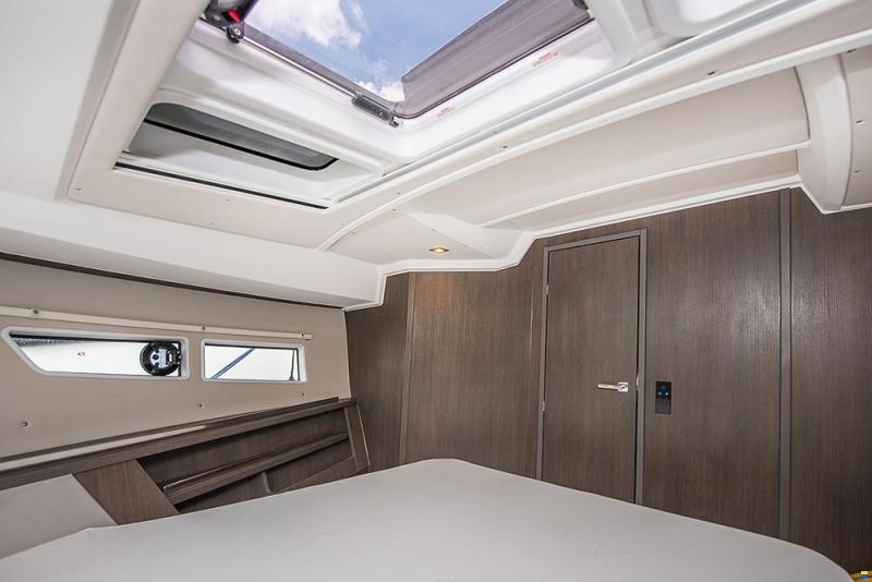 Sealine C335