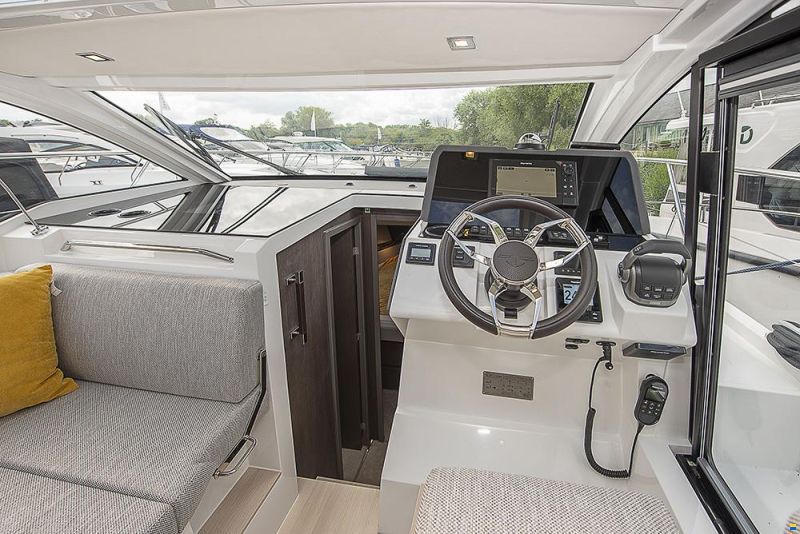 Sealine C335
