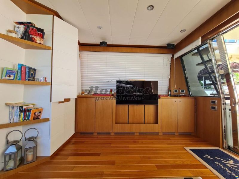Mochi Craft Dolphin 64 Cruiser
