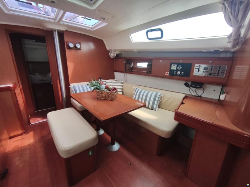 Beneteau Oceanis 43