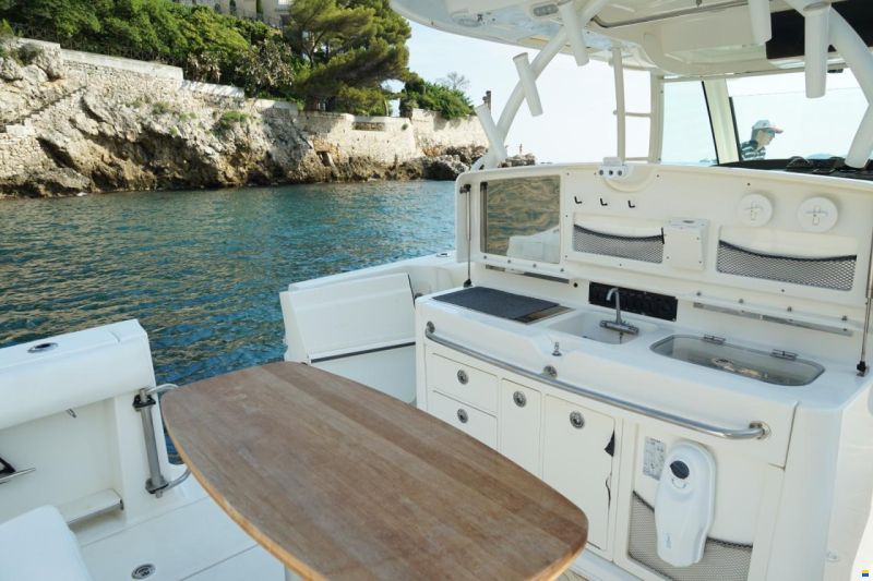 Boston Whaler Outrage 370