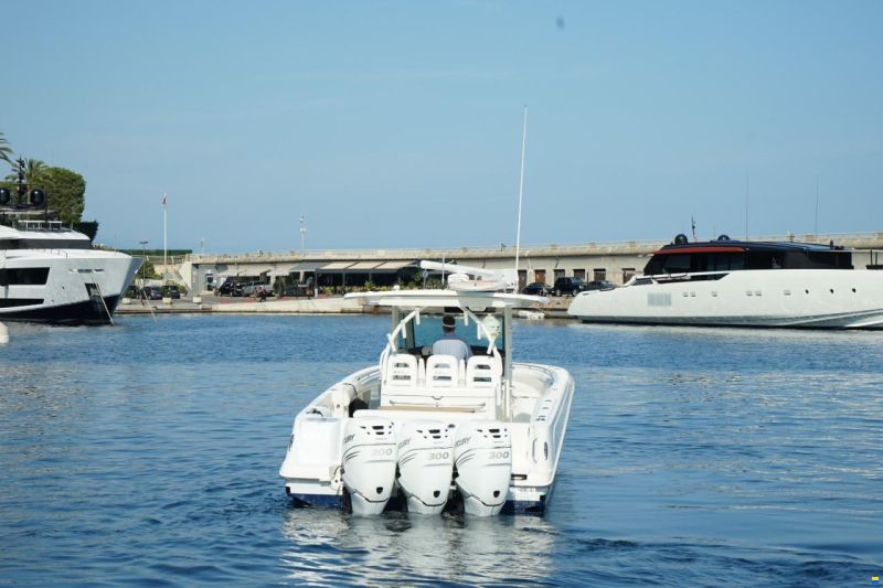 Boston Whaler Outrage 370