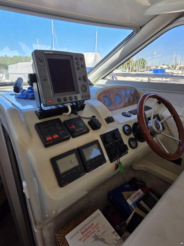 Sealine F33
