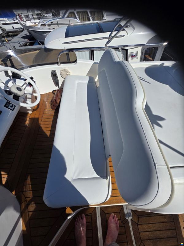 Sealine F33