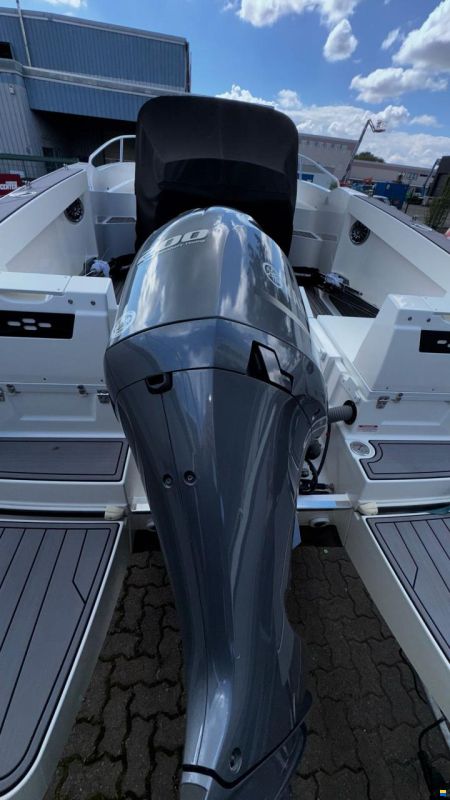 Karnic SL652 inkl. Yamaha F200XCA und Trailer