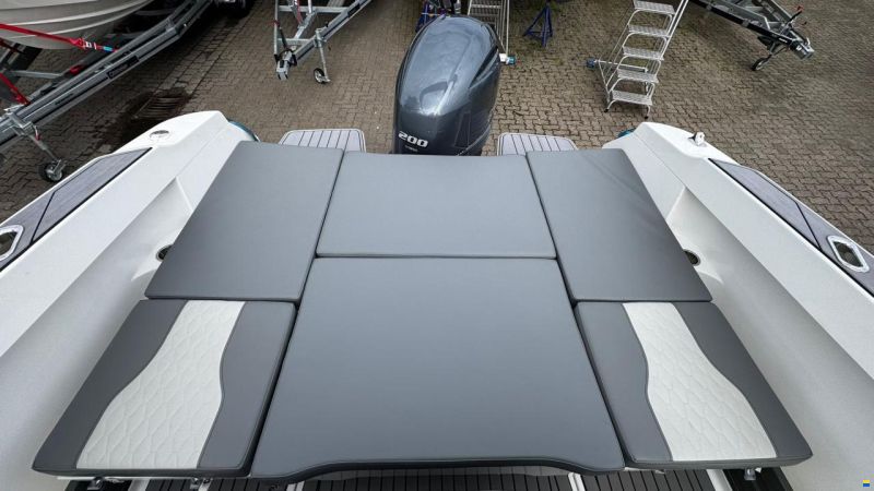 Karnic SL652 inkl. Yamaha F200XCA und Trailer