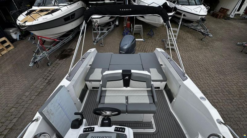 Karnic SL652 inkl. Yamaha F200XCA und Trailer