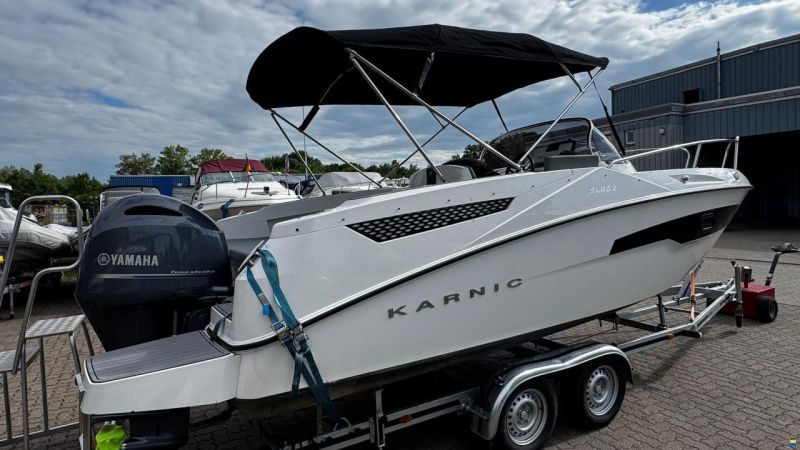 Karnic SL652 inkl. Yamaha F200XCA und Trailer