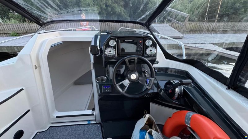 Quicksilver 555 Cabin