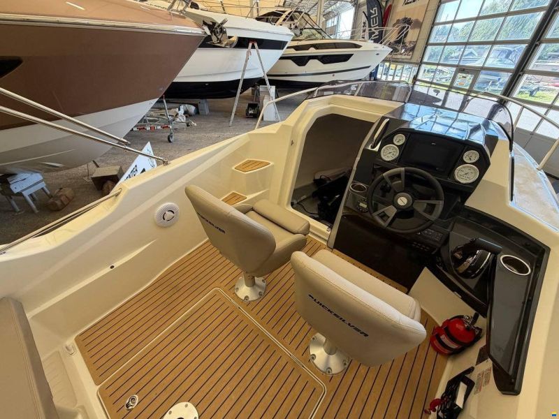 Quicksilver ACTIV 555 CABIN