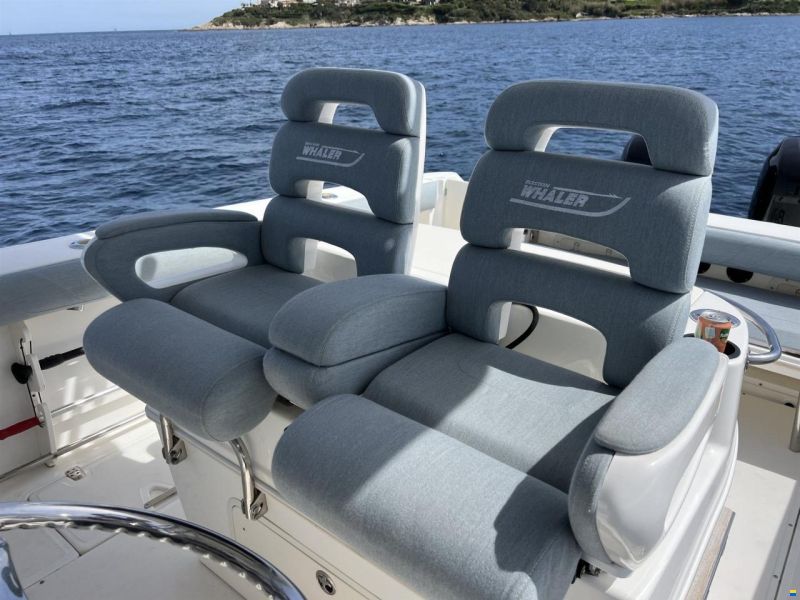 Boston Whaler 320 Outrage - 2X Mercury Verado 250
