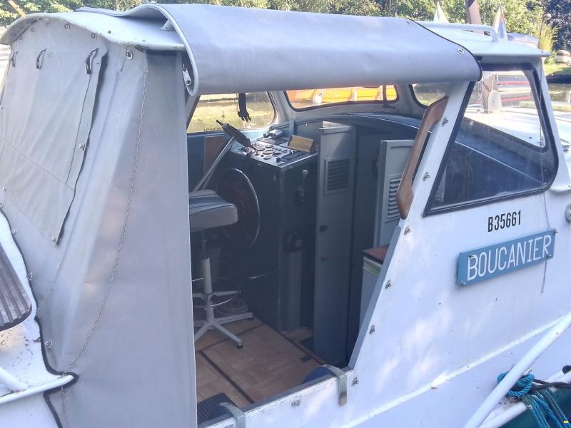 Bateau à cabine