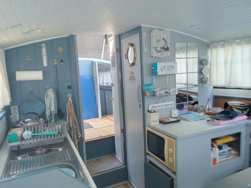 Bateau à cabine