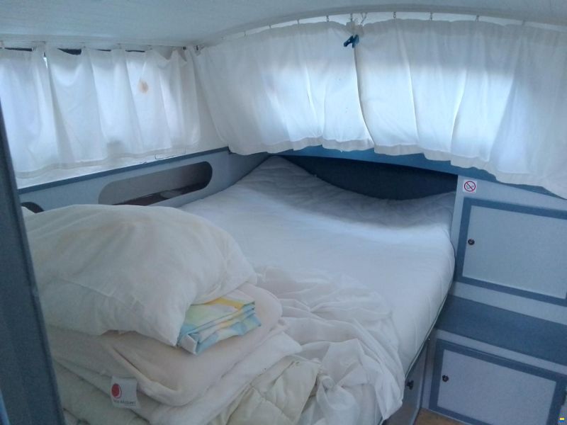 Bateau à cabine