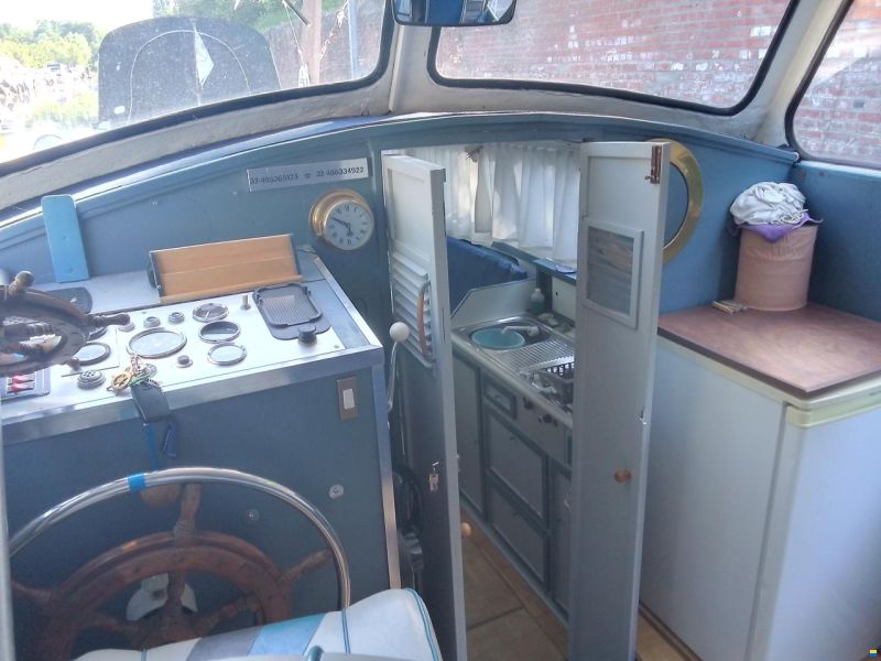 Bateau à cabine