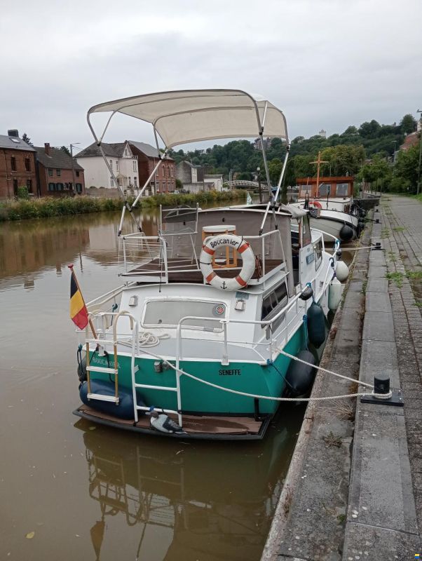 Bateau à cabine