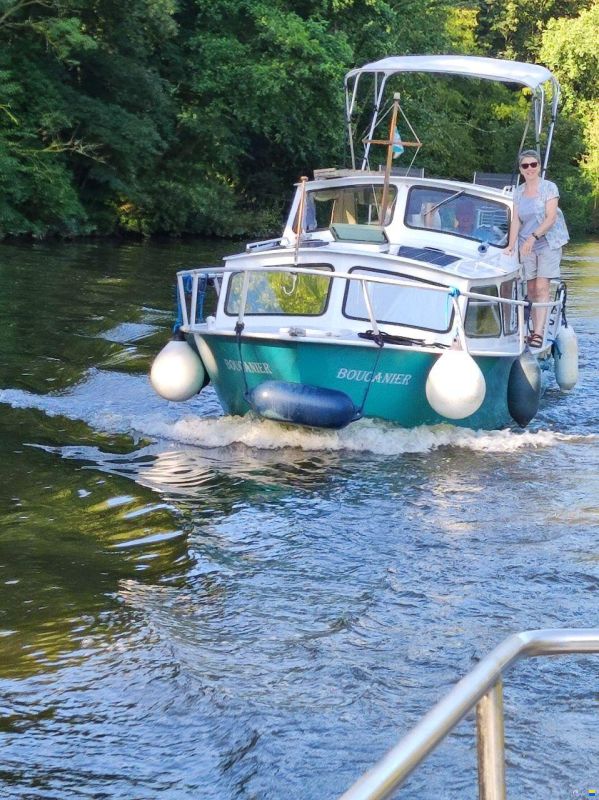 Bateau à cabine