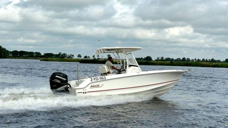 Boston Whaler 230 Outrage
