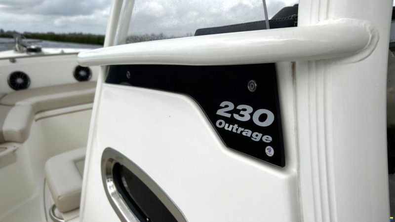 Boston Whaler 230 Outrage