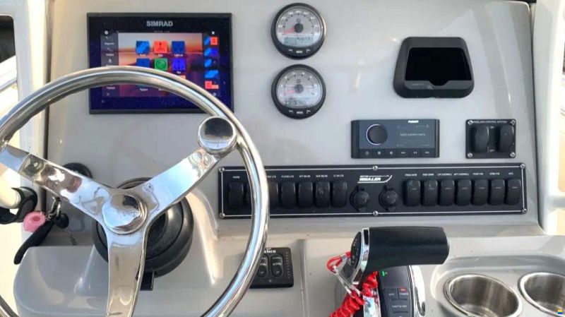 Boston Whaler 230 Outrage