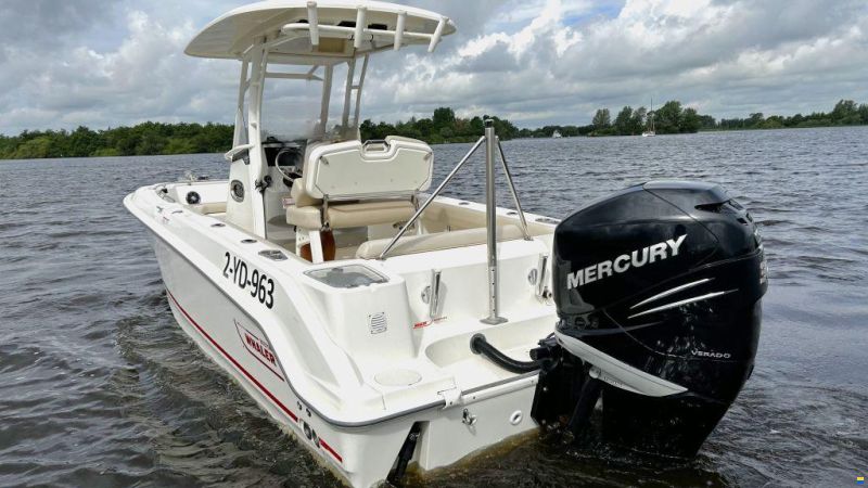 Boston Whaler 230 Outrage