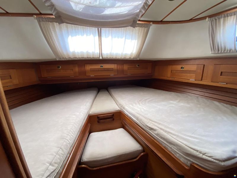 Hallberg-Rassy 42F MK II